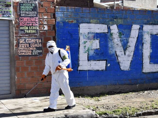 Un trabajador limpia las calles de la ciudad boliviana El Alto