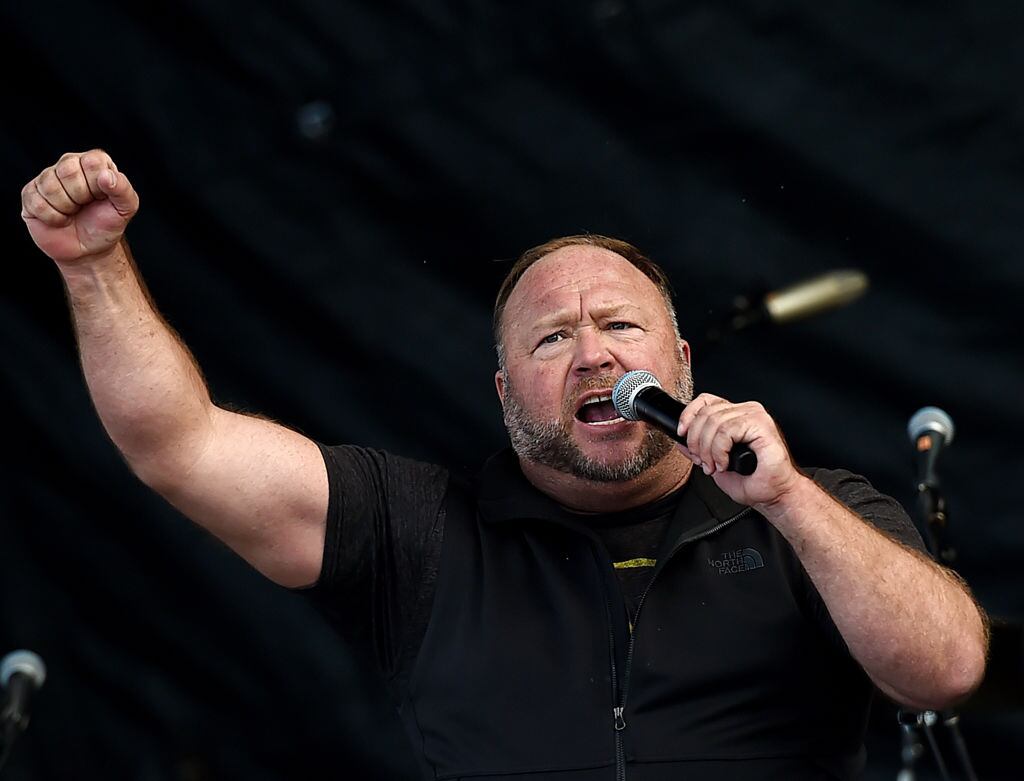 El comunicador ultraderechista Alex Jones en un evento para Trump