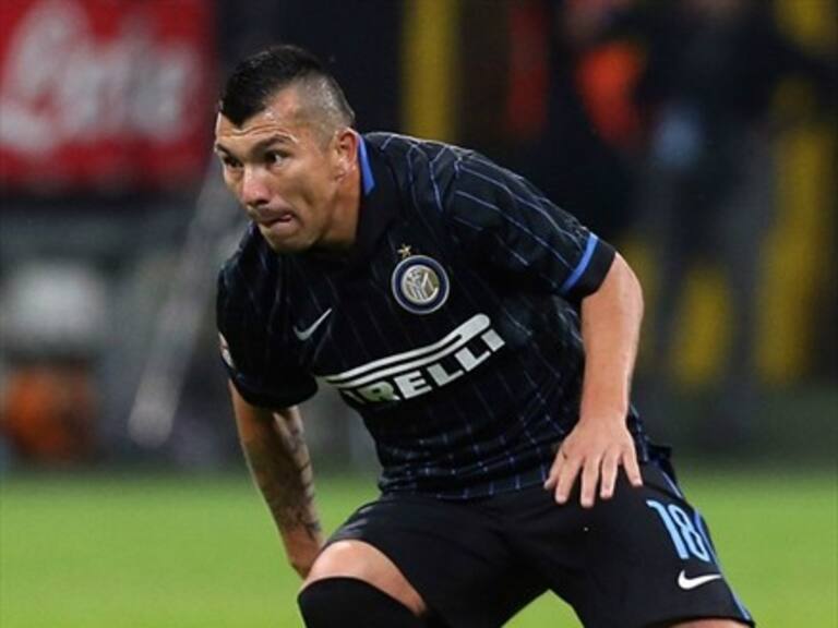 La cara de pena de Gary Medel al perder con la Roma y no estar con la Roja
