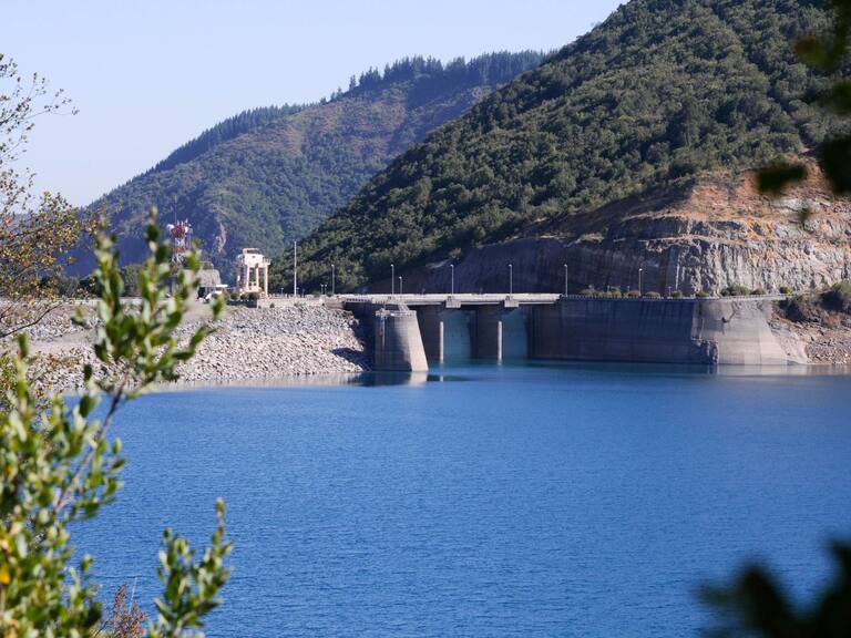 Así luce el embalse Colbún tras aumento del caudal por intensas lluvias y nevazones en la zona: está al 60% de su capacidad