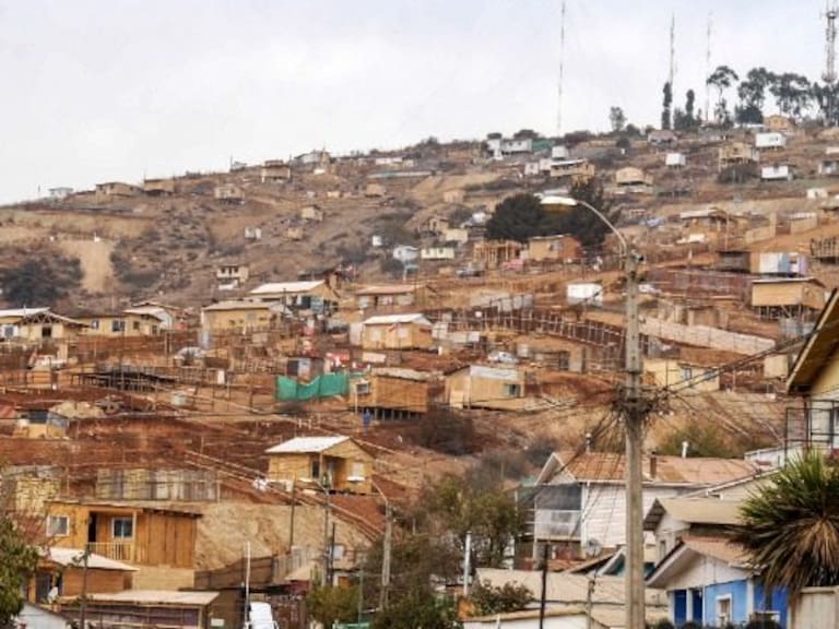 Informe revela que existen 1.091 campamentos en Chile: casi la mitad viven bajo la línea de la pobreza