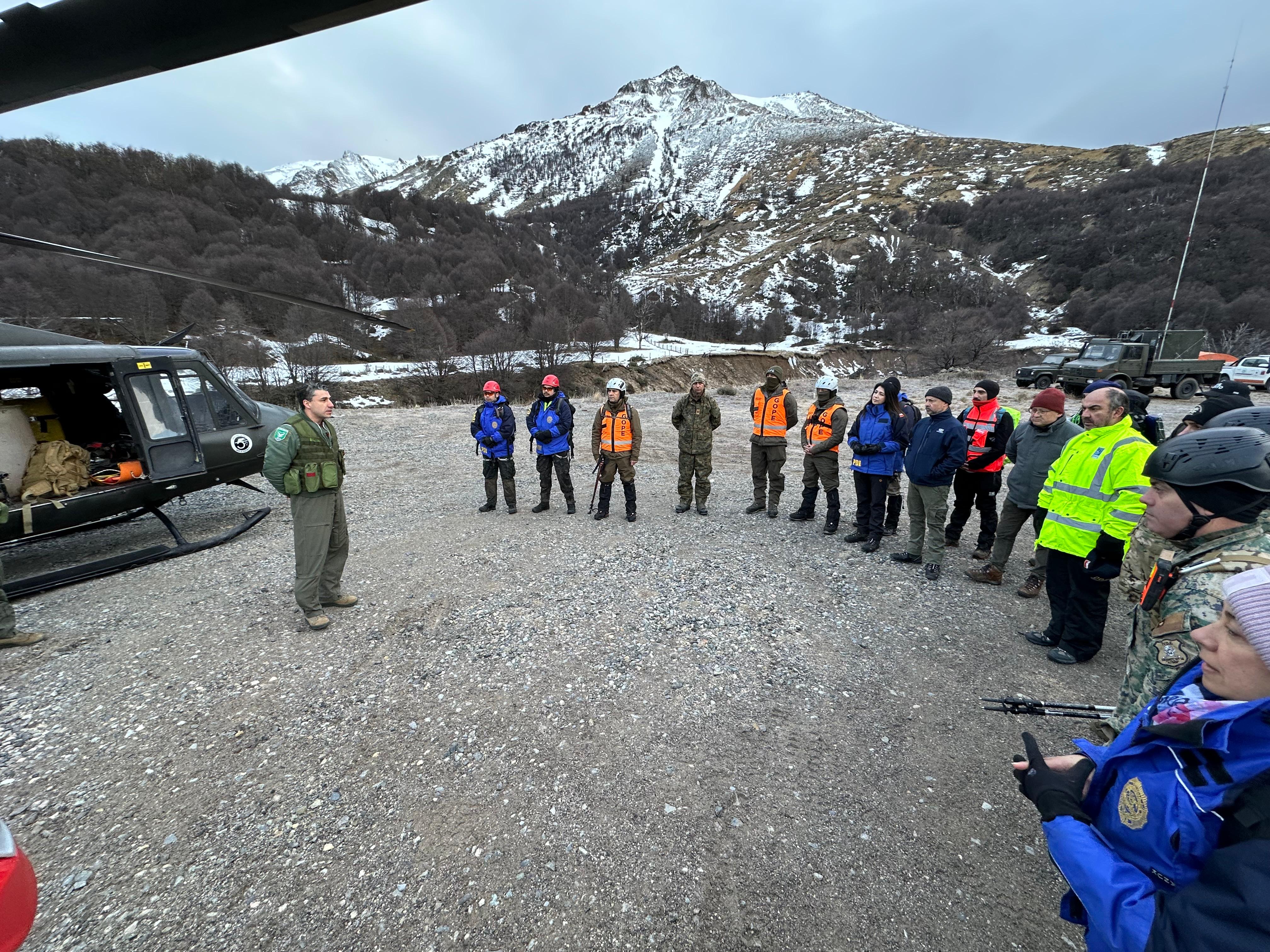 Imagen de archivo de las labores de los equipos especializados para recuperar los cuerpos de los siete fallecidos en el accidente aéreo en Aysén