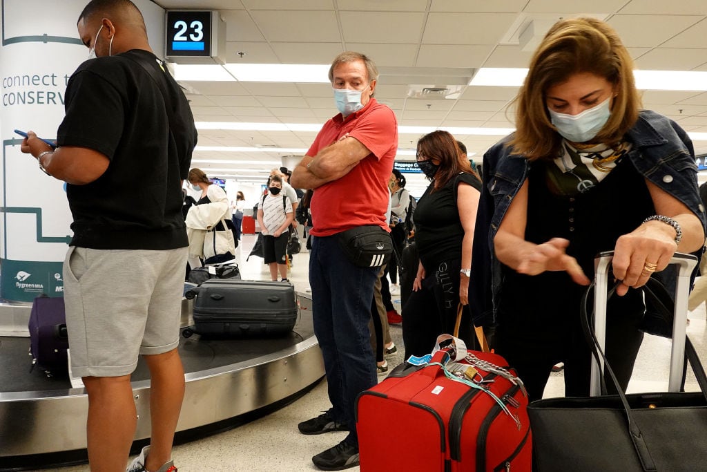 Viajeros arriban al aeropuerto de Miami