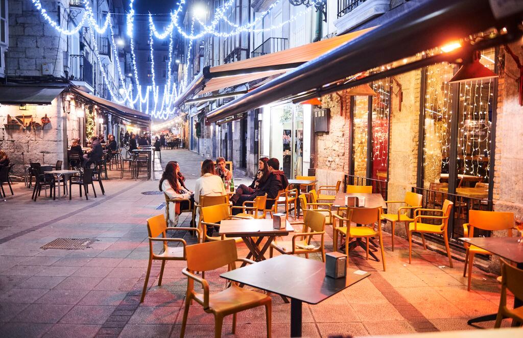 Las personas disfrutan en un restaurante al aire libre en Santander