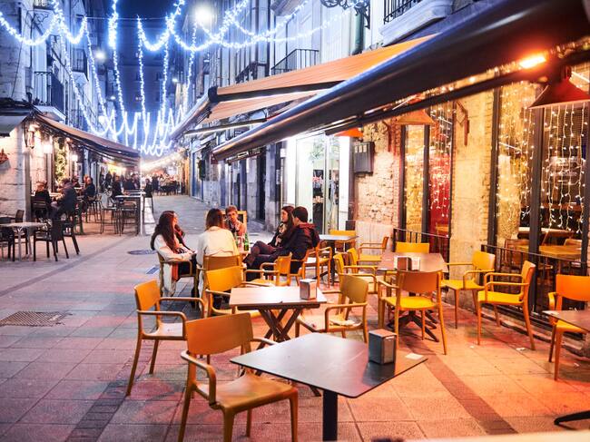 Las personas disfrutan en un restaurante al aire libre en Santander