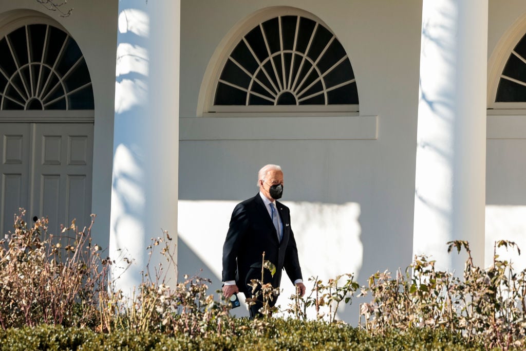 El mandatario estadounidense Joe Biden en el exterior de la Casa Blanca