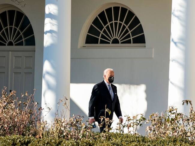 El mandatario estadounidense Joe Biden en el exterior de la Casa Blanca