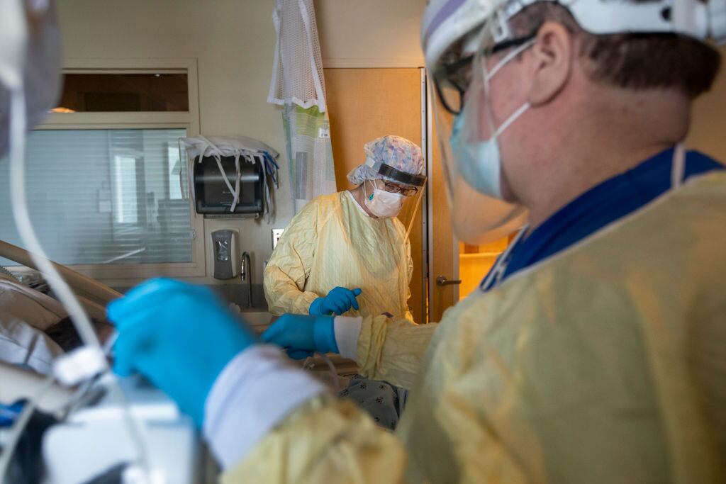 Médicos atienden a paciente con Covid-19 en hospital de Torrance