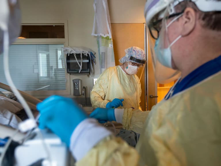 Médicos atienden a paciente con Covid-19 en hospital de Torrance