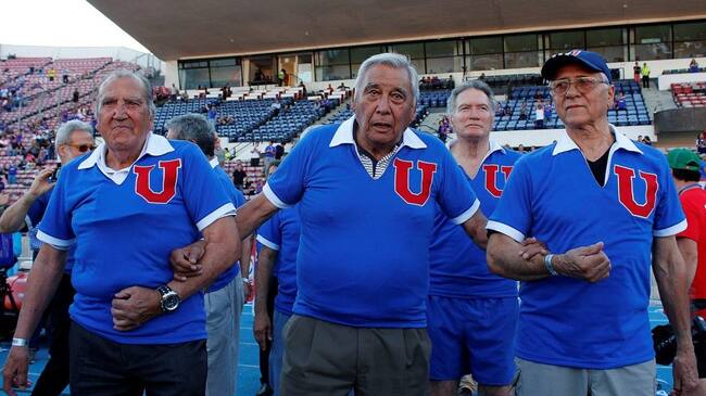 05 DE NOVIEMBRE DE 2016/SANTIAGOEl historico jugador de la Universidad de Chile, Carlos Campos (c), durante un homenaje al plantel del Ballet Azul, previo a un partido entre la Universidad de Chile y Deportes Iquique, el 5 de noviembre de 2016, en el Estadio Nacional.
El "Tanque" murió este 11 de noviembre de 2020, a los 83 años, a causa de complicaciones en su salud.
FOTO: LEONARDO RUBILAR CHANDIA/AGENCIAUNO/ARCHIVO
