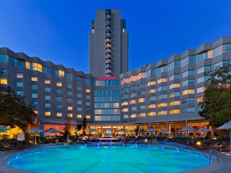 Hotel Sheraton arriesga multa de $3.800 millones tras denuncia de la SMA por exceso de ruidos