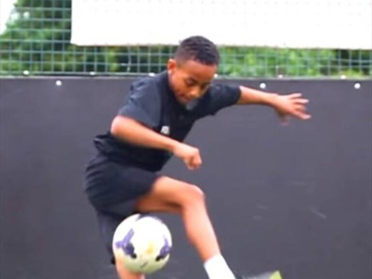 Pequeño Alexis Sánchez: Niño maravilla del Arsenal hace magia con el balón