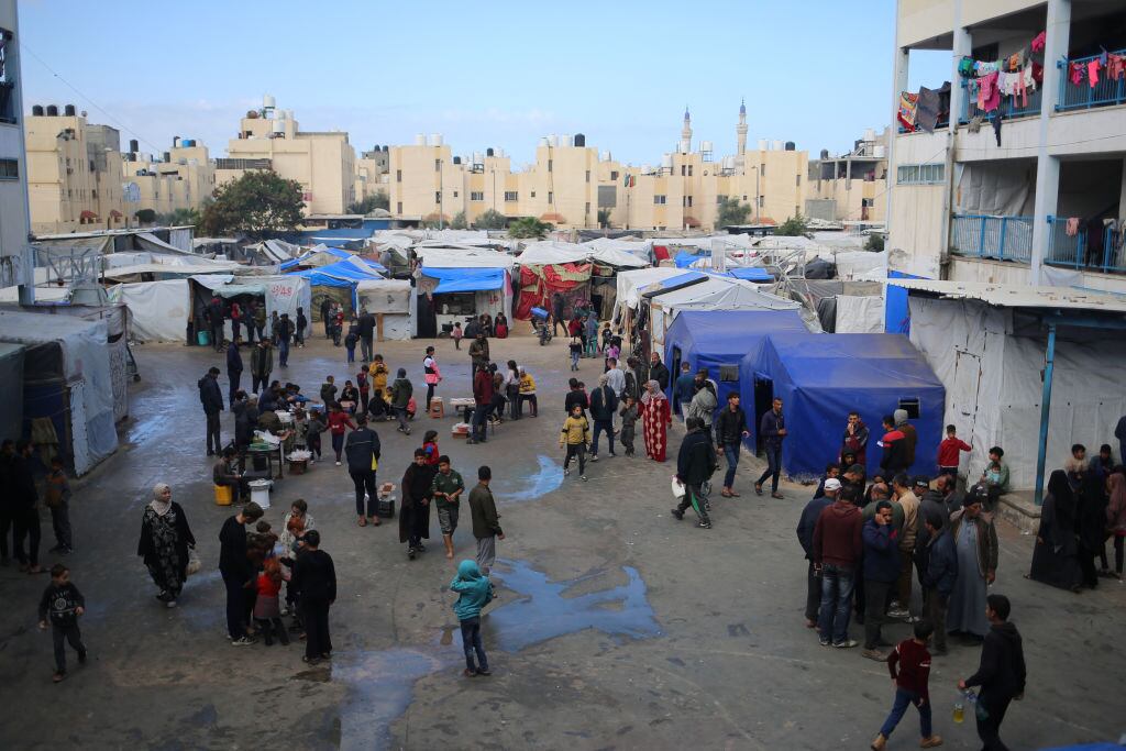 Familias desplazadas palestinas se resguardan en una zona establecida como colegio por la UNRWA en la Franja de Gaza, en el territorio de Palestina.
