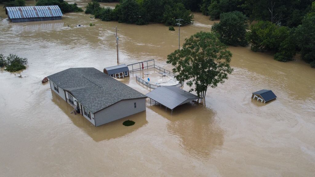 Una casa bajo el agua por las inundaciones en Kentucky de EEUU