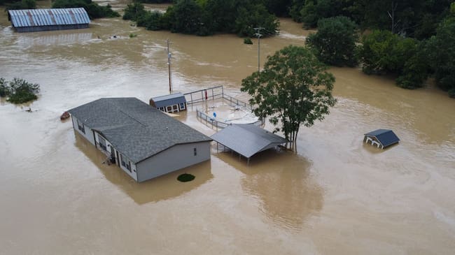 Una casa bajo el agua por las inundaciones en Kentucky de EEUU