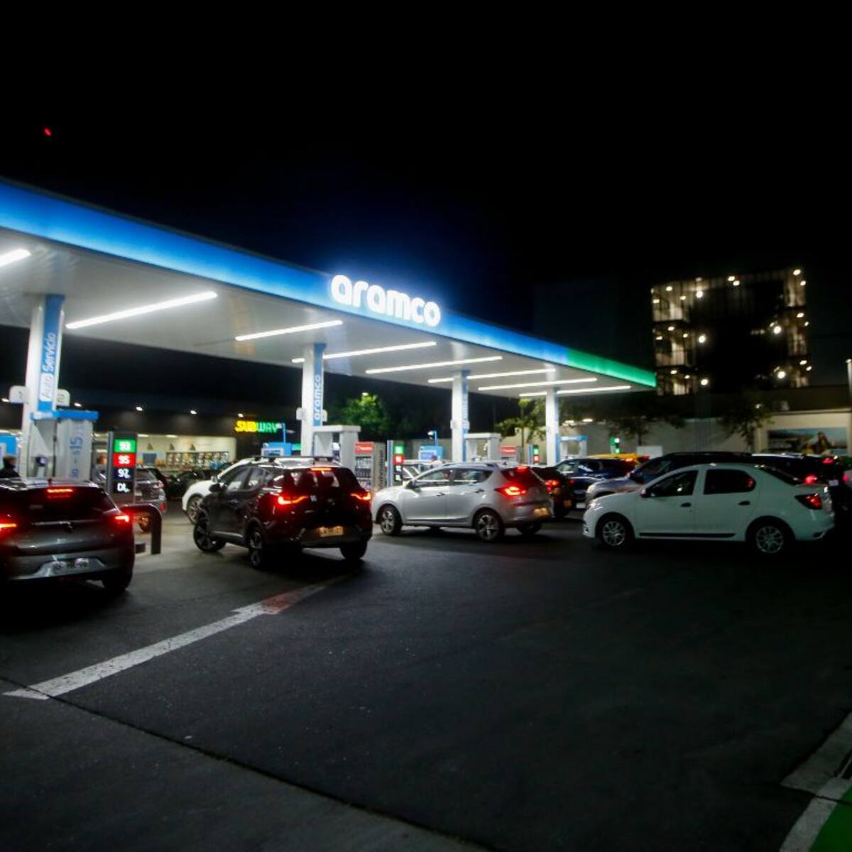 Violenta encerrona en Chicureo: delincuentes asaltan a conductor mientras recargaba bencina