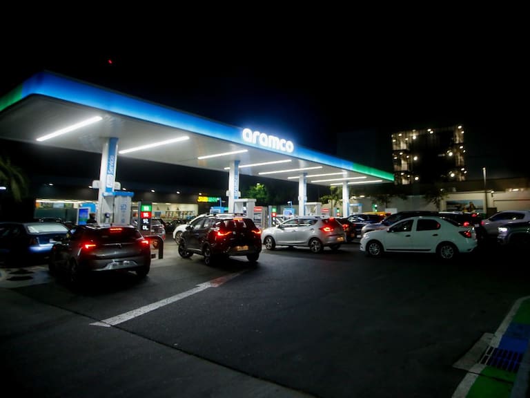 Violenta encerrona en Chicureo: delincuentes asaltan a conductor mientras recargaba bencina