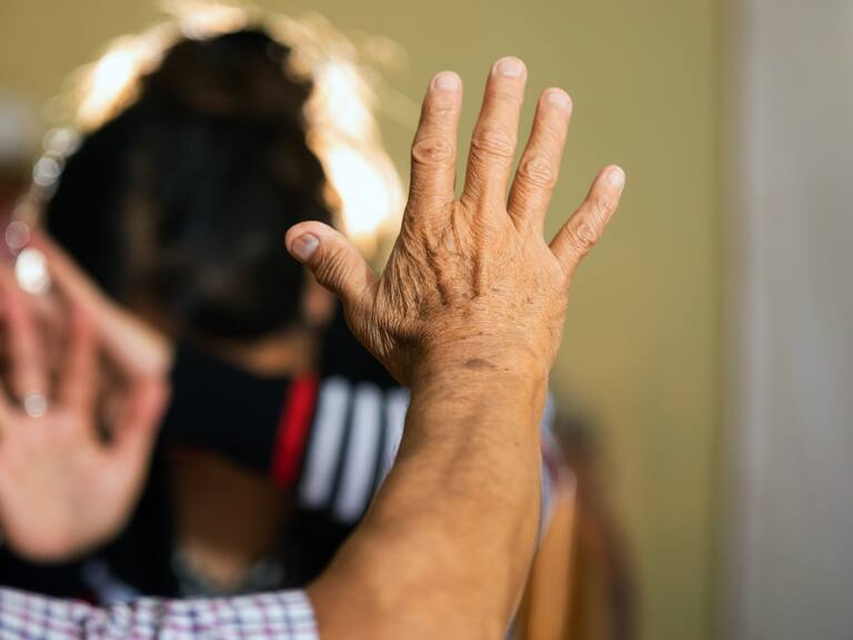 Casi ocho mil mujeres han mandado mensajes al número de WhatsApp del Gobierno pidiendo ayuda por violencia doméstica