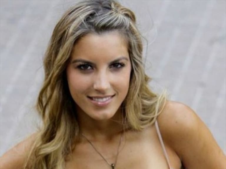 Una sensual Lucila Vit encendió Instagram tapada sólo con camisa cuadrille