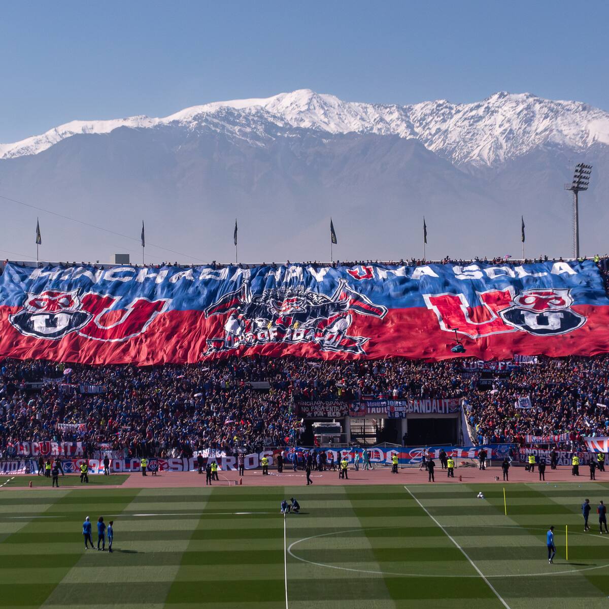Hinchas de la U ingresan a la cancha del Nacional y provocan la finalización anticipada del entrenamiento