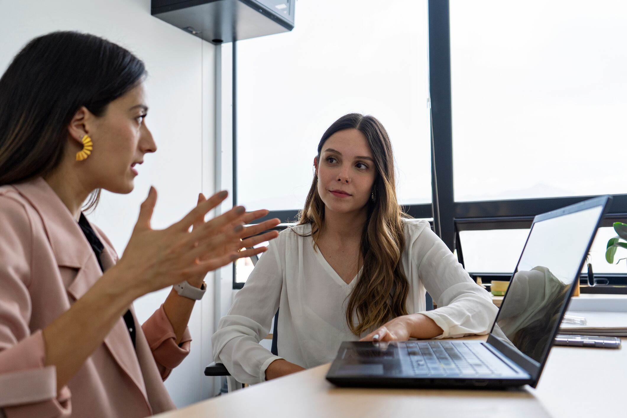 Qué significa cuando una persona interrumpe constantemente a otra en una conversación, según la psicología