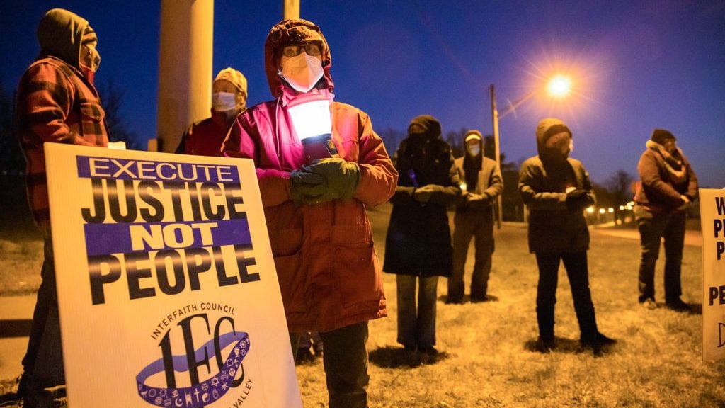 BLOOMINGTON, INDIANA, UNITED STATES - 2021/01/12: Bloomington anti-death-penalty activist Glenda Breeden holds a lamp while protesting against the execution of Lisa Montgomery, and two others, which are scheduled at Terre Haute Federal Prison this week. Montgomery was to be put to death on Tuesday. United States president Donald Trump's administration has sped up the execution of prisoners on death row during the last months of his presidency. Montgomery will be the first woman to be executed by the federal government in almost 70 years. (Photo by Jeremy Hogan/SOPA Images/LightRocket via Getty Images)