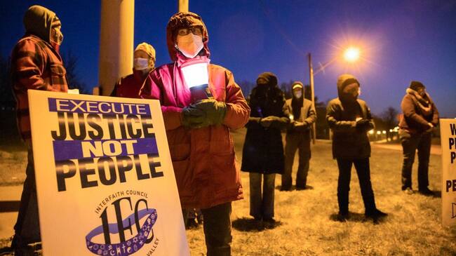 BLOOMINGTON, INDIANA, UNITED STATES - 2021/01/12: Bloomington anti-death-penalty activist Glenda Breeden holds a lamp while protesting against the execution of Lisa Montgomery, and two others, which are scheduled at Terre Haute Federal Prison this week. Montgomery was to be put to death on Tuesday. United States president Donald Trump's administration has sped up the execution of prisoners on death row during the last months of his presidency. Montgomery will be the first woman to be executed by the federal government in almost 70 years. (Photo by Jeremy Hogan/SOPA Images/LightRocket via Getty Images)