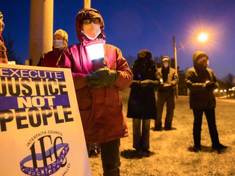 BLOOMINGTON, INDIANA, UNITED STATES - 2021/01/12: Bloomington anti-death-penalty activist Glenda Breeden holds a lamp while protesting against the execution of Lisa Montgomery, and two others, which are scheduled at Terre Haute Federal Prison this week. Montgomery was to be put to death on Tuesday. United States president Donald Trump's administration has sped up the execution of prisoners on death row during the last months of his presidency. Montgomery will be the first woman to be executed by the federal government in almost 70 years. (Photo by Jeremy Hogan/SOPA Images/LightRocket via Getty Images)
