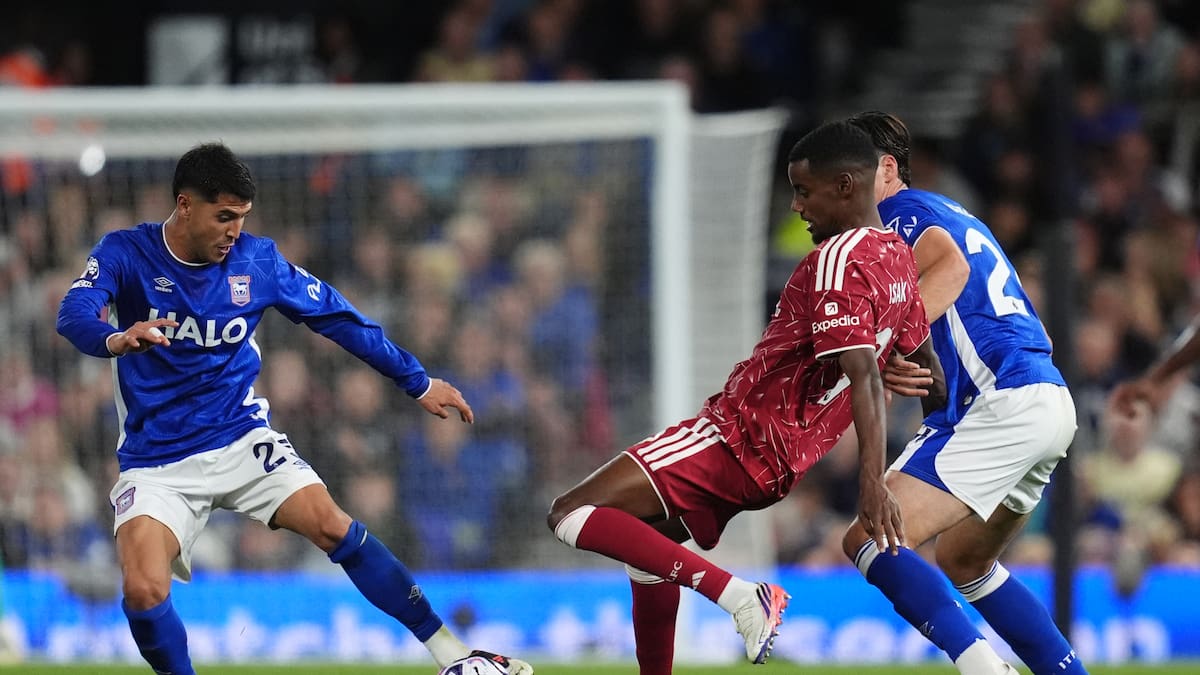 Marcelino Núñez pierde terreno en el Ipswich Town: dura caída ante Liverpool
