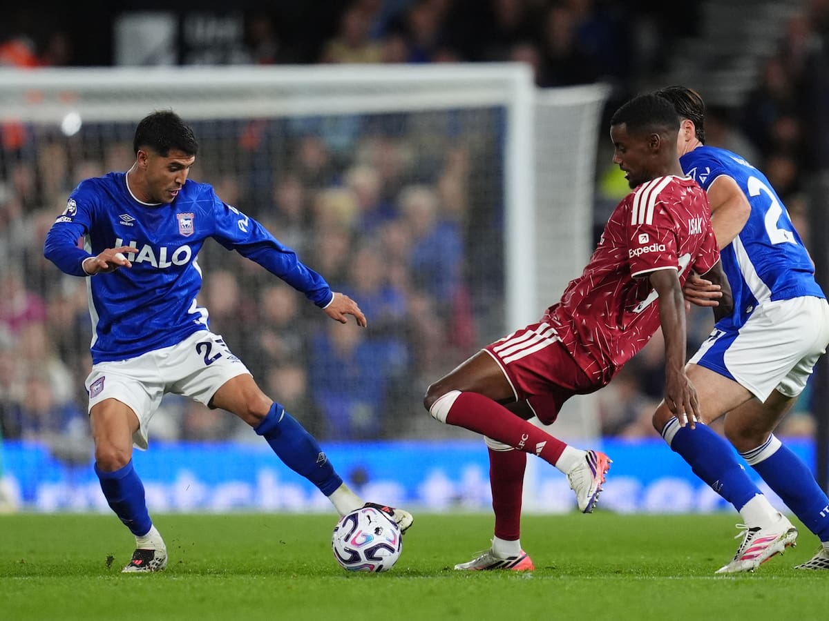 Marcelino Núñez pierde terreno en el Ipswich Town: dura caída ante Liverpool