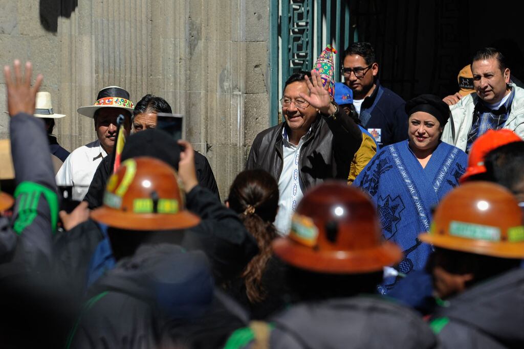 El presidente de Bolivia, Luis Arce, saliendo del Palacio Presidencial Quemado en la ciudad de La Paz.