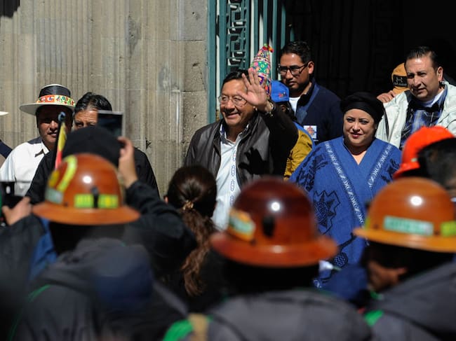 El presidente de Bolivia, Luis Arce, saliendo del Palacio Presidencial Quemado en la ciudad de La Paz.