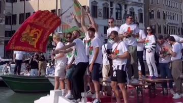 A bordo de góndolas: la notable celebración del plantel de Venezia tras ascender a la Serie A de Italia