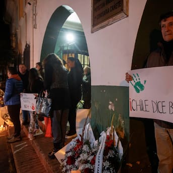 Vecinos rinden homenaje a carabineros asesinados con marcha y velatón afuera de comisaria de Cañete