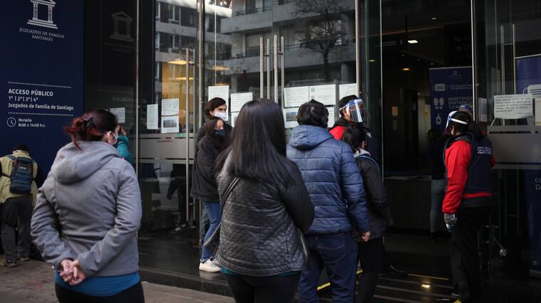29 DE JULIO DE 2020/SANTIAGO
Personas se encuentran a las afueras del Juzgado de Familia de Santiago, ubicado en calle General Mackenna después de que la cámara de diputadas y diputados aprobara legislar sobre el proyecto de retiro del 10% de los fondos de pensiones, durante el estado de catástrofe por pandemia de Covid-19 que afecta al país, Santiago.
Mientras un 84% de los padres en Chile no pagan la pensión por alimentos para sus hijos, hay un 16% que sí cumple con esa obligación. Mientras más de 100 mil personas han solicitado la retención del 10% de las AFP para pagar pensiones atrasadas. Además, el Gobierno anunció la retención del 50% del bono para la clase media para estos deudores. Aquí tres padres cuentan la otra vereda de esa realidad.
**ENCUENTRA LA NOTA COMPLETA EN SECCION NOTICIAS GENERALES**
FOTO: AILEN DÍAZ/AGENCIAUNO