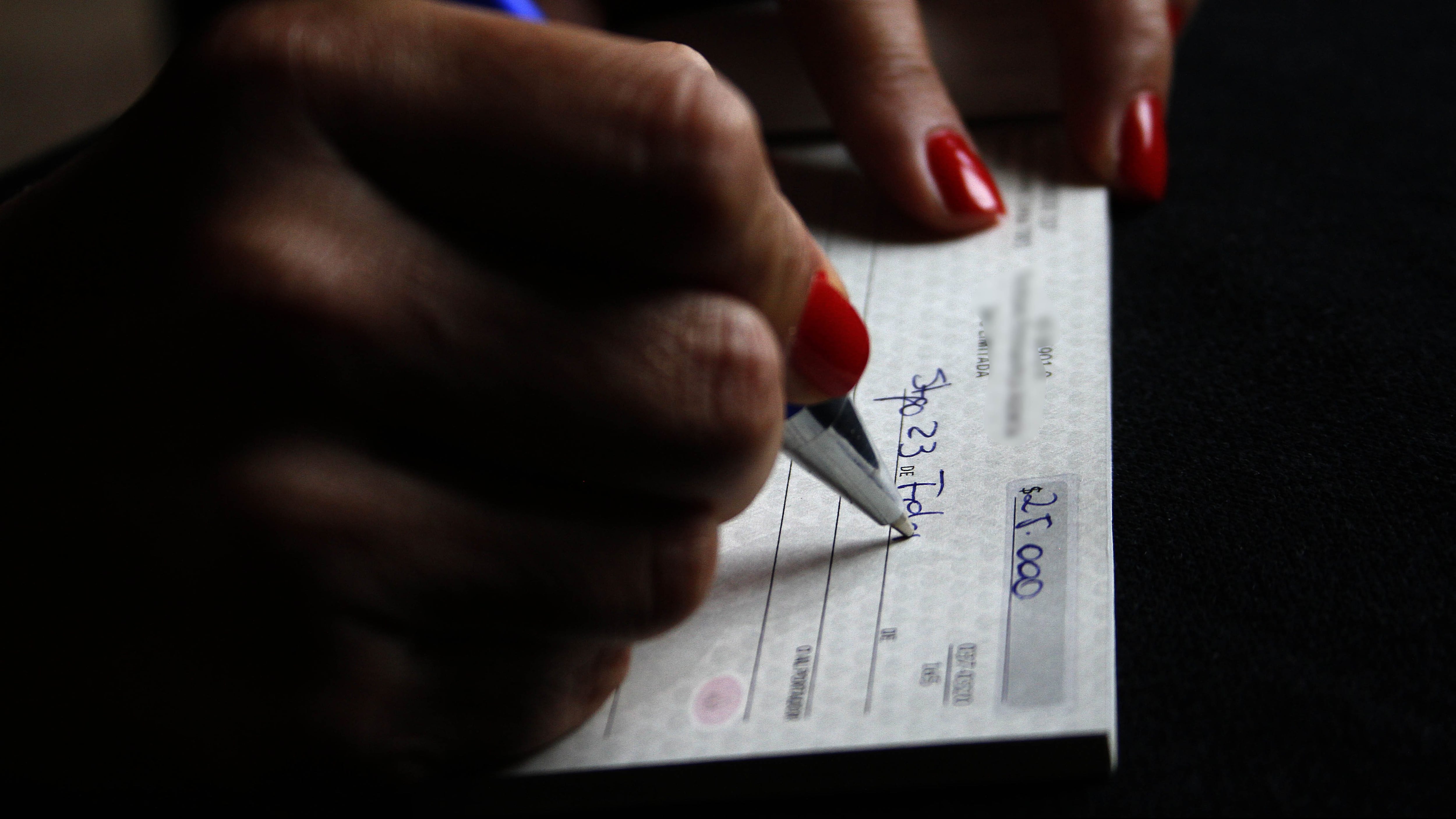 24 de febrero del 2015/SANTIAGOFotos tematicas, del fin del cheque como medio de pago, la operacion renta de este ao sera la ultima en la que los contribuyentes podran recibir su devolucion de impuestos a traves de un cheque. Un medio de pago que en los ultimos aos ha perdido terreno frente a las tarjetas bancarias y los pagos electronicos.
FOTO:JAVIER SALVO/AGENCIAUNO