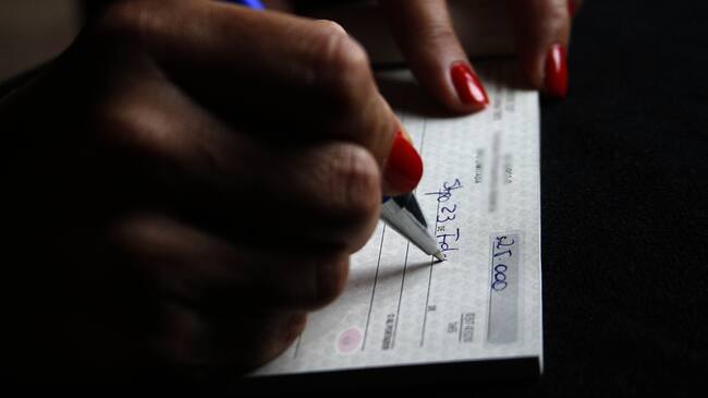 24 de febrero del 2015/SANTIAGOFotos tematicas, del fin del cheque como medio de pago, la operacion renta de este ao sera la ultima en la que los contribuyentes podran recibir su devolucion de impuestos a traves de un cheque. Un medio de pago que en los ultimos aos ha perdido terreno frente a las tarjetas bancarias y los pagos electronicos.
FOTO:JAVIER SALVO/AGENCIAUNO