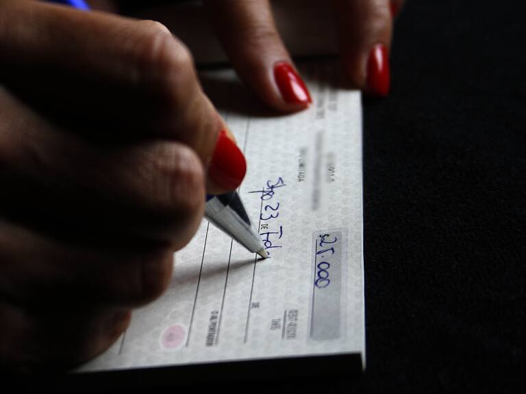 ¿Adiós a los cheques? Los bancos podrán ofrecer cuentas corrientes sin este complemento