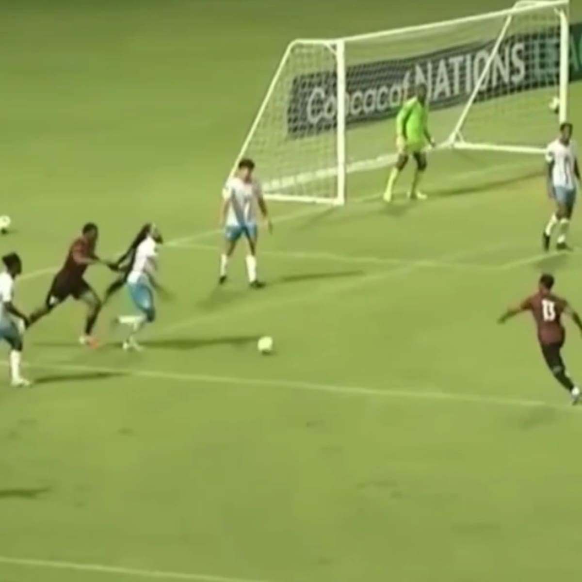 Es el jugador con el pelo más largo del mundo y provocó dos expulsiones en 20 minutos: insólita escena