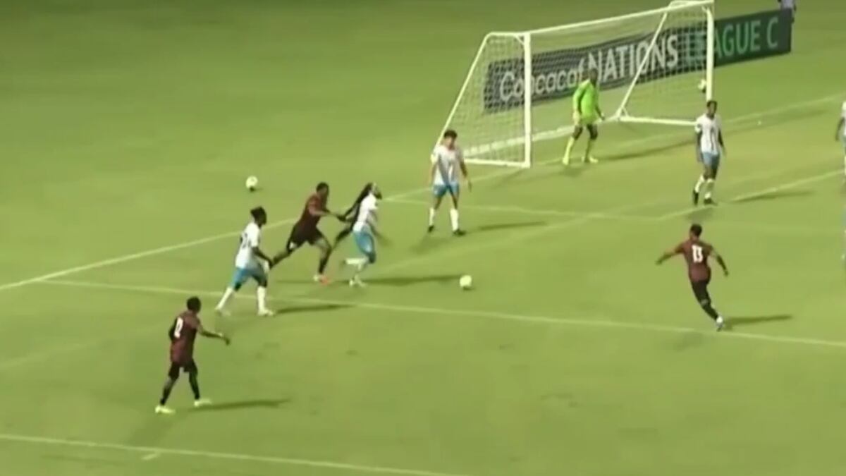 Es el jugador con el pelo más largo del mundo y provocó dos expulsiones en 20 minutos: insólita escena