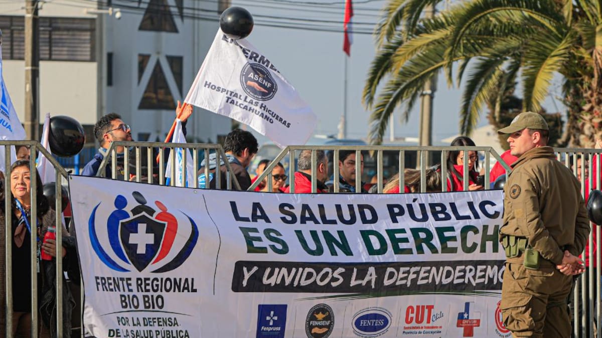 Gremios de la salud protestan durante visita de Presidente Kast en Talcahuano