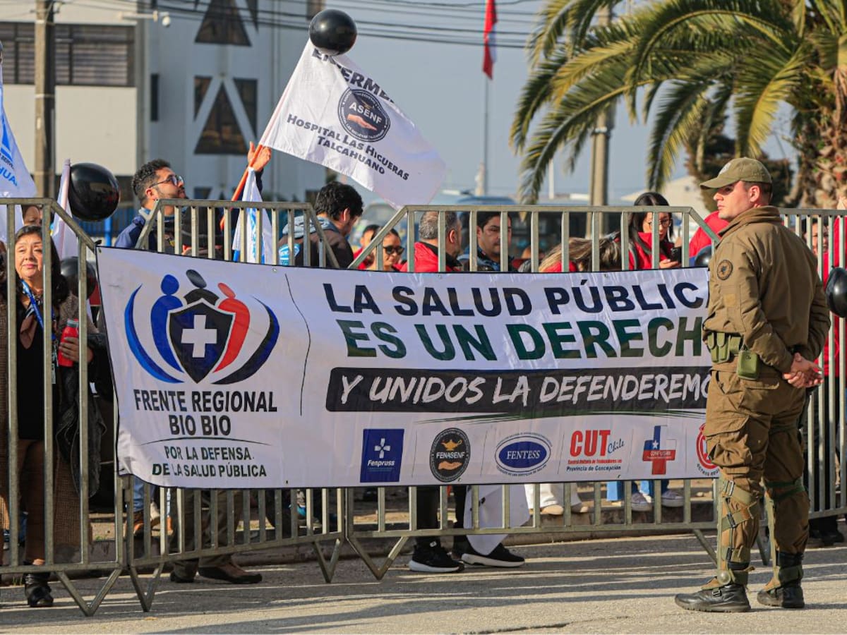 Gremios de la salud protestan durante visita de Presidente Kast en Talcahuano