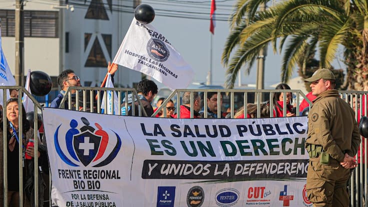 Gremios de la salud protestan durante visita de Presidente Kast en Talcahuano