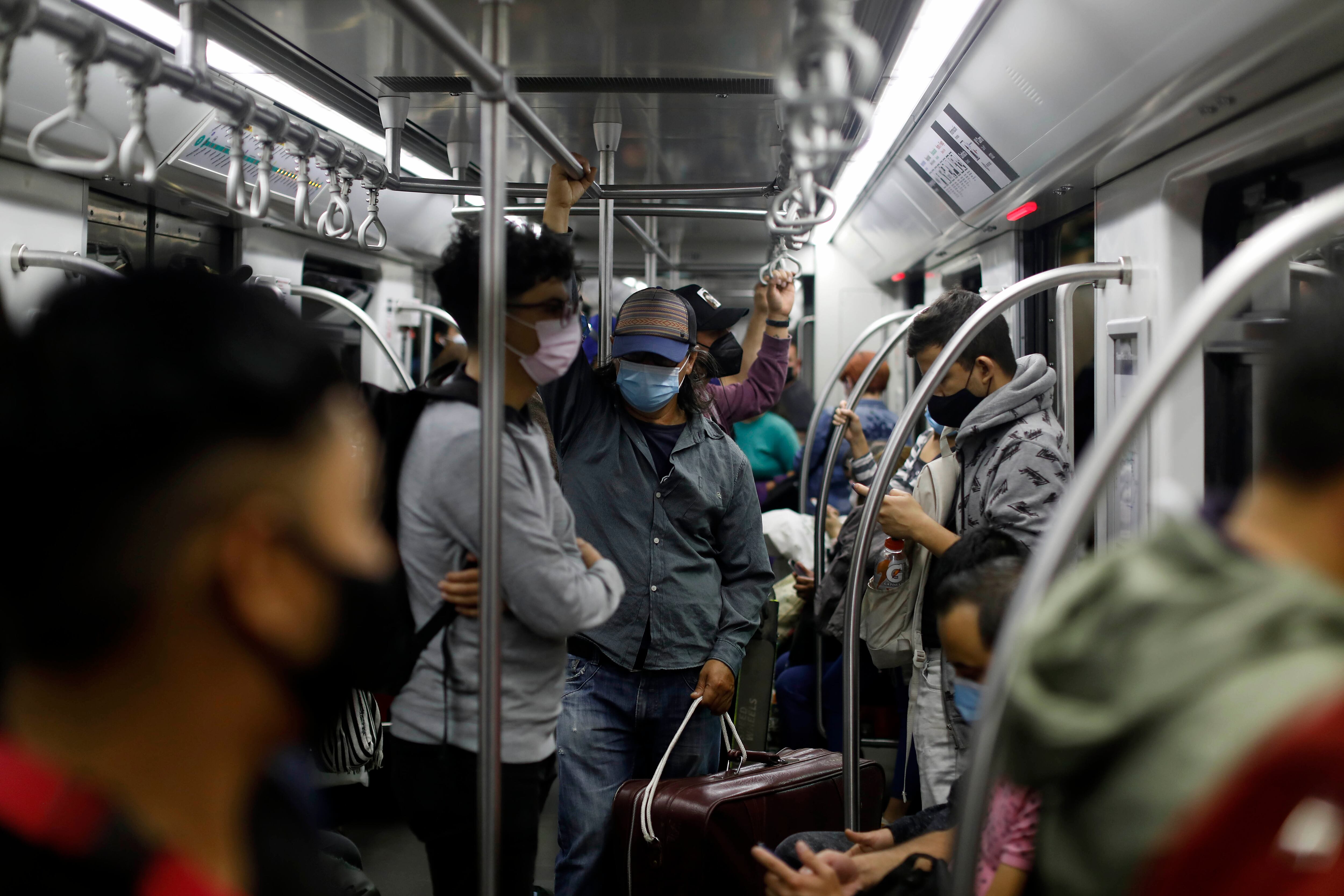 25 de Marzo de 2021/SANTIAGO Gran cantidad de personas viajan en el Metro de Santiago generando aglomeraciones dentro del vagon a un dia previo de la cuarentena Total.
FOTO: CRISTOBAL ESCOBAR/AGENCIAUNO