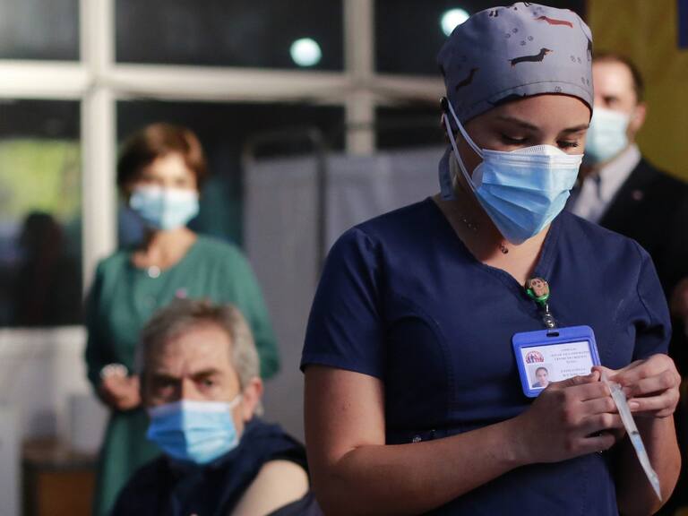 2 4de marzo del 2021/SantiagoEl ministro secretario general de gobierno Jaime Bellolio junto a la subsecretaria Paula Daza asisten al proceso de vacunación de población sana, que hoy se inicia con personas de 59 años de edad.
En la foto Jaime Bellolio
FOTO: KARIN POZO/AGENCIAUNO