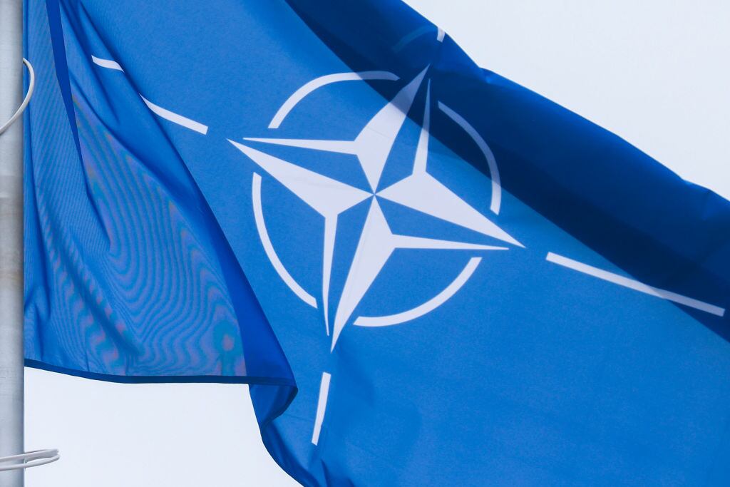 La bandera de la OTAN flamea en su cede en Polonia