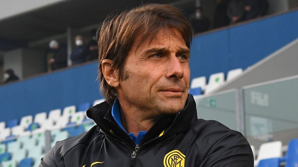 REGGIO NELL'EMILIA, ITALY - NOVEMBER 28: Antonio Conte head coach of FC Internaziona in action looks on during the Serie A match between US Sassuolo and FC Internazionale at Mapei Stadium - Città del Tricolore on November 28, 2020 in Reggio nell'Emilia, Italy. (Photo by Alessandro Sabattini/Getty Images)