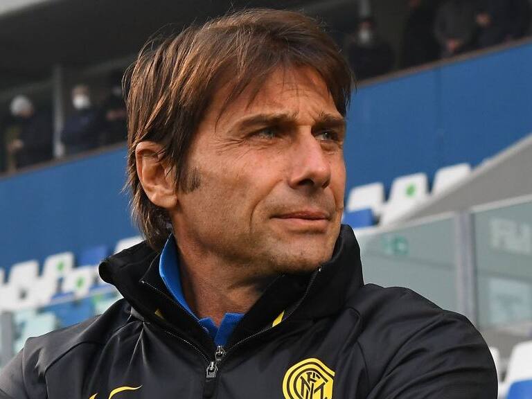 REGGIO NELL'EMILIA, ITALY - NOVEMBER 28: Antonio Conte head coach of FC Internaziona in action looks on during the Serie A match between US Sassuolo and FC Internazionale at Mapei Stadium - Città del Tricolore on November 28, 2020 in Reggio nell'Emilia, Italy. (Photo by Alessandro Sabattini/Getty Images)