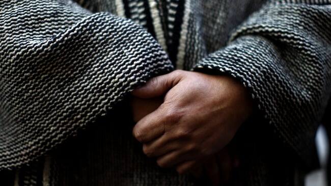 25 de Julio de 2012, SANTIAGO.Dirigentes mapuches, representantes de la mesa de diálogo con el gobierno, solicitaron ser recibidos por el ministro del Interior, Rodrigo Hinzpeter, quien se negó a recibirlos. Con ello, pretendían dar a conocer su preocupación por los hechos de violencia ocurridos en la zona y las medidas anunciadas.
FOTO: JAVIER VALDÉS/ AGENCIAUNO.