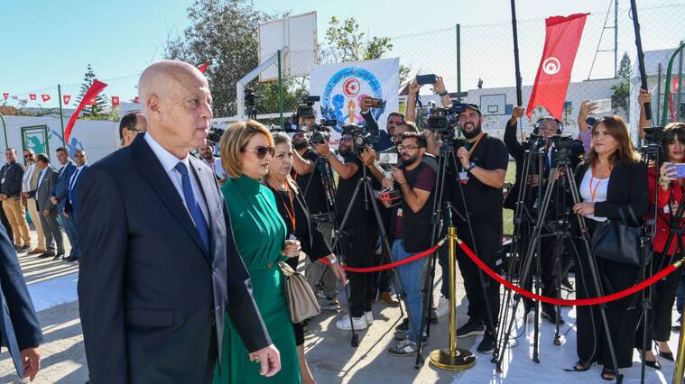El presidente de Túnez, Kais Said, ingresa a un local de votación en las elecciones